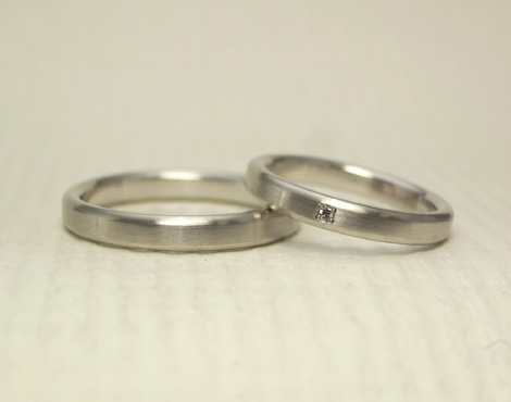 つけ心地の良い、シンプルな結婚指輪 02