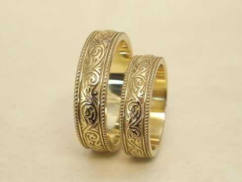 繊細な唐草模様を彫刻した結婚指輪（アンティーク調 18K） 04