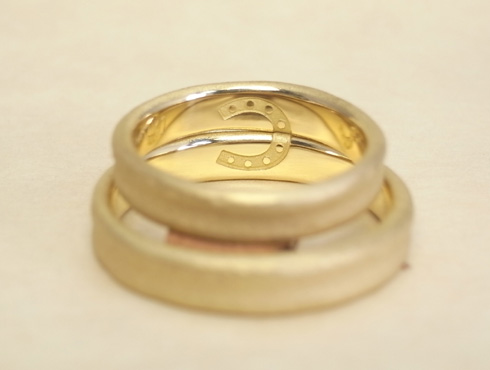 金属の質感とは違った、手作り風の陶器のような結婚指輪 03