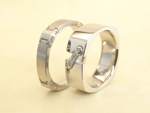 時計バンド風のカッコイイ結婚指輪：女性用はバケットダイヤを使用 01