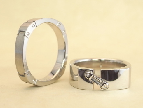 時計バンド風のカッコイイ結婚指輪：女性用はバケットダイヤを使用 02