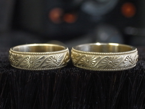 製作途中の画像　アンティーク調のマリッジリングの凸部を研磨した画像