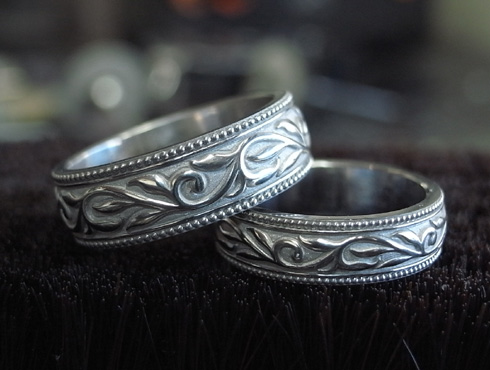 指輪の製作途中の画像　凹み部分はつや消しで凸部の唐草模様を丁寧に研磨しています。