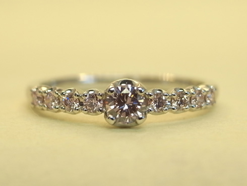 プラチナ製ピンクダイヤモンドのピンキーリングをオーダージュエリー　真正面から見た画像