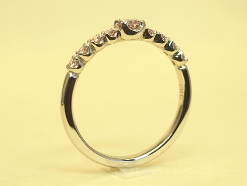 プラチナ製ピンクダイヤモンドのピンキーリングをオーダージュエリー　側面から見た画像