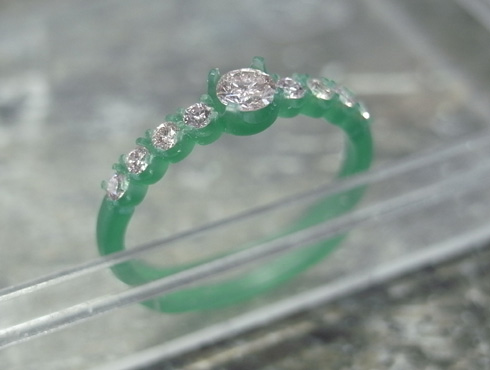 ピンキーリングの製作過程　本番用のワックスにピンクダイヤを置いて最終確認