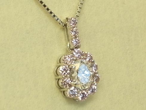 オーバルダイヤの周りにピンクダイヤを留めた取り巻きダイヤペンダント 一番形状が見やすい画像