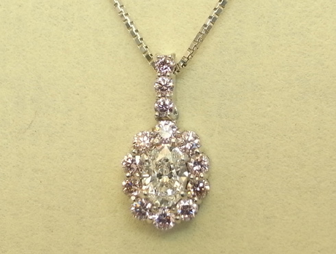 オーバルダイヤの周りにピンクダイヤを留めた取り巻きダイヤペンダント 真正面からの画像