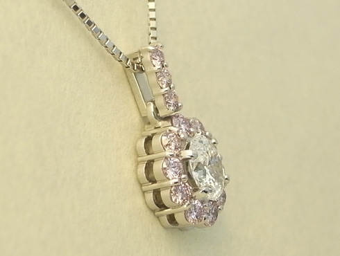 オーバルダイヤの周りにピンクダイヤを留めた取り巻きダイヤペンダント 側面からの画像