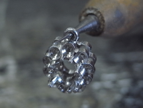 取り巻きダイヤペンダントの製作過程 本体を組み立てて爪を溶接する前の状態