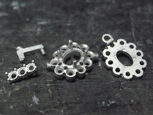 取り巻きダイヤペンダントの製作過程 溶接前のバラバラの状態