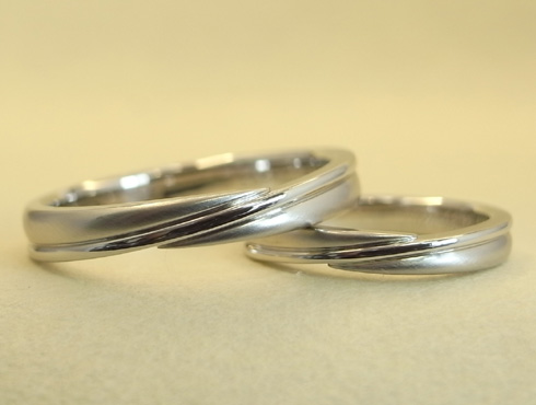 お客様のご希望デザインを理想のボリューム感で仕上げた結婚指輪 男性用の形状が分かり易い画像