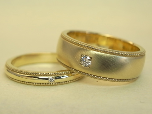 男性用 幅広7mmのK18イエローゴールド結婚指輪と独自のミル打ちデザイン