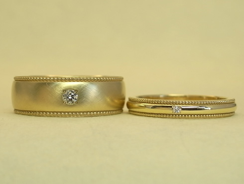 京都 アトリエエッグのぷっくり大きなミル打ち結婚指輪 2本並べた状態