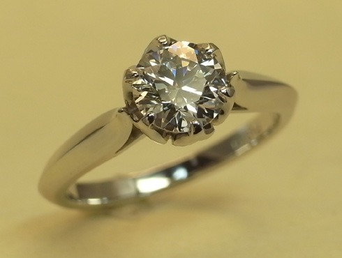 繊細な透かしと滑らかなラインが美しい婚約指輪 一番形状が分かる画像