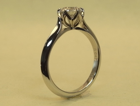 斜めから見るとこだわりの石枠が分かり易い