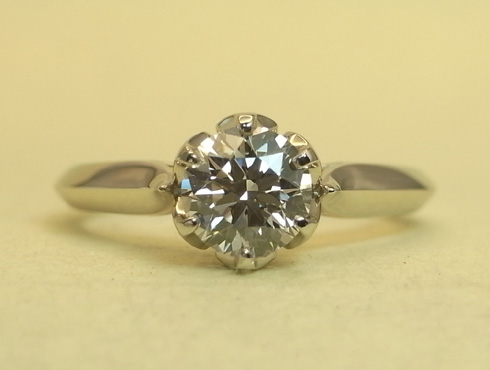 真正面からの画像　ダイヤのカット面と揃えて留めてあるのが分かります。丁寧に留めた爪の形状も