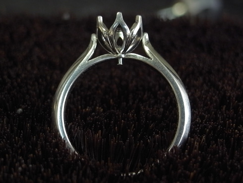 綺麗に研磨した石枠と腕を組んだ状態の画像。このあと溶接（ロー付け）です