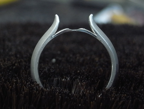 鋳造後の腕の画像　側面から見た腕のラインの分かり易い画像