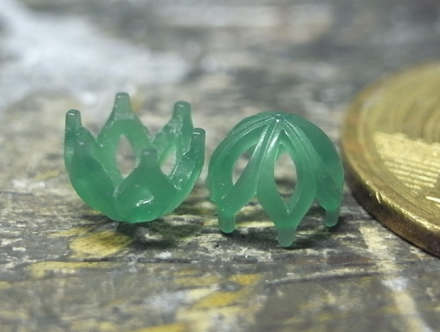 石枠のワックス画像　5円玉と並べて小さな石枠の繊細さが分かる画像