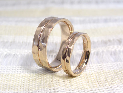 幅の広いの槌目模様の結婚指輪（ピンクゴールド）