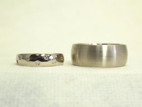 ドッツ風の結婚指輪　幅の太い甲丸リングにダイヤをランダムに留める　01