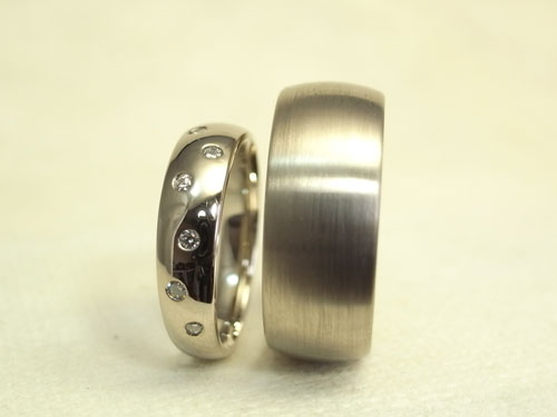 ドッツ風の結婚指輪　幅の太い甲丸リングにダイヤをランダムに留める　02