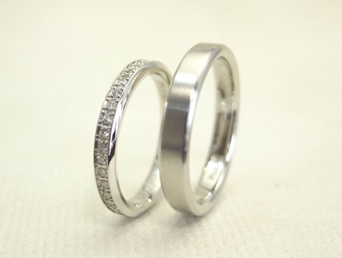 シンプルなハーフエタニティの結婚指輪 02