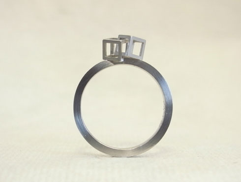 こだわりの婚約指輪　ご友人が考えた個性的なデザイン　01