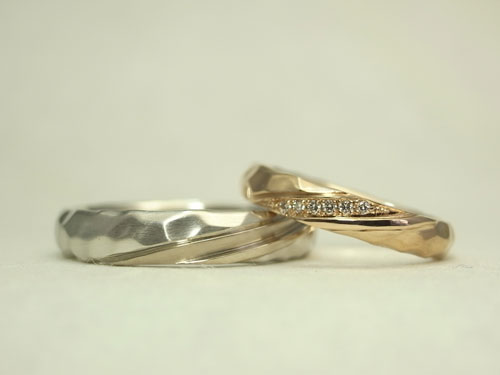 ご自分でデザインを考えられた槌目風の結婚指輪02