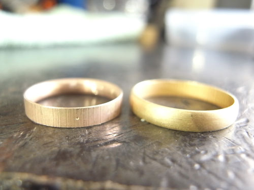 シンプルなコンビの婚約指輪　ピンクゴールドとイエローゴールド　04