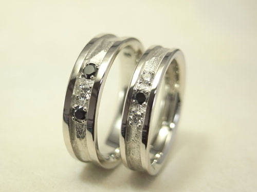 ダイヤを留めた岩肌の結婚指輪　02