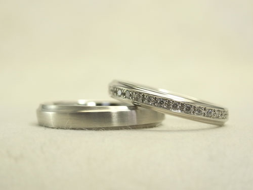 斜めの凸レールに沿ってダイヤを留めた結婚指輪　02
