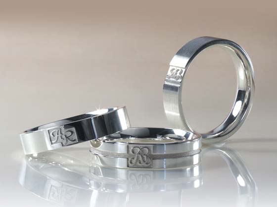 イニシャルや２つの文字を重ねたモノグラムを彫刻した結婚指輪