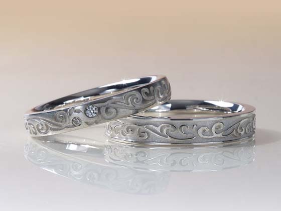 唐草を彫刻した結婚指輪