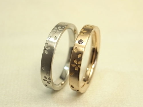 ピンクダイヤ付きで桜柄を彫刻した和風の結婚指輪 02